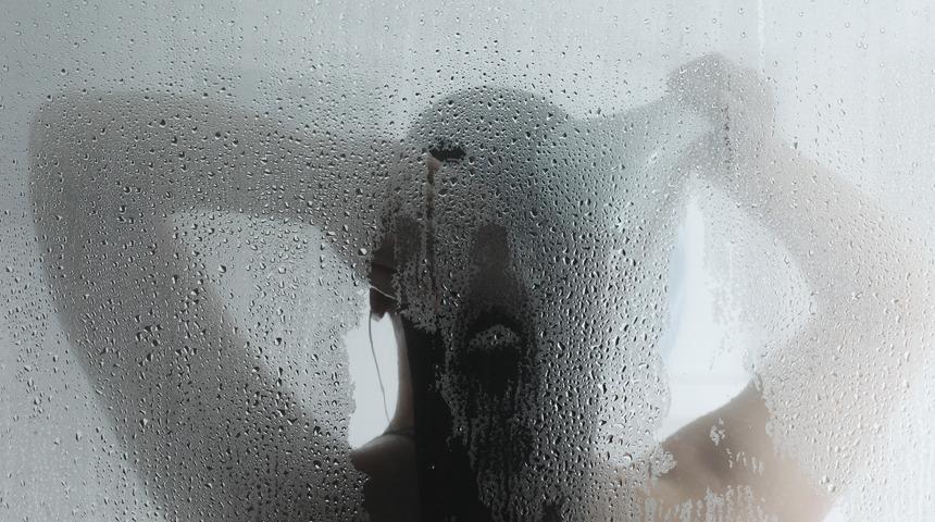 Kız arkadaşlarını gözetlemek için banyo süngerine kamera yerleştirdi