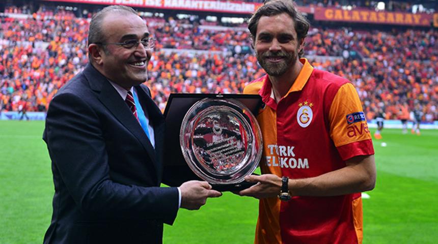 Galatasaray-Beşiktaş maçı öncesi Elmander'e plaket verildi!