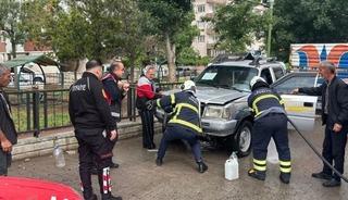 Siirt&rsquo;te park halindeki pikap yandı