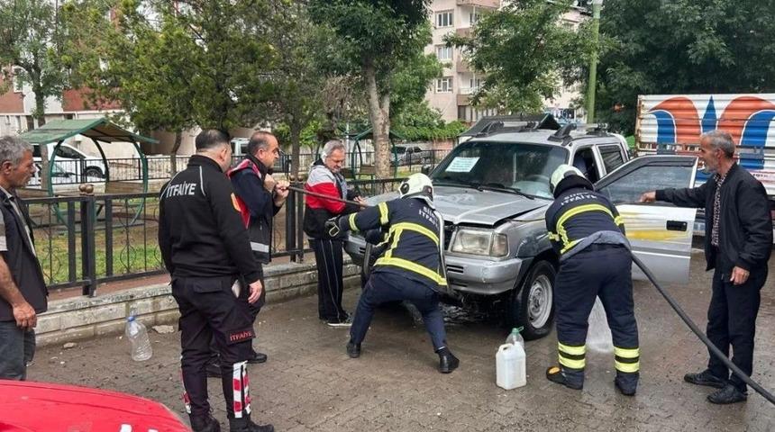 Siirt&rsquo;te park halindeki pikap yandı
