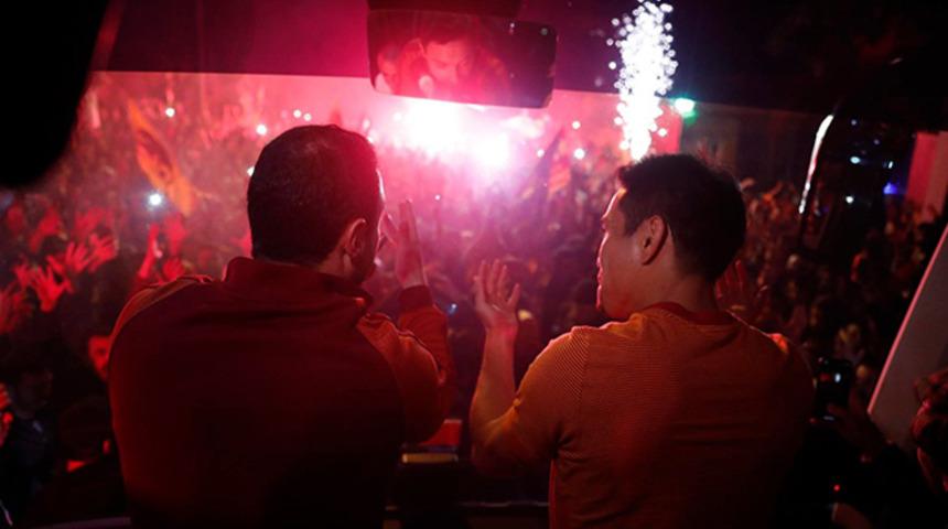 Taraftar, Galatasaray'ı Florya'da meşalelerle karşıladı