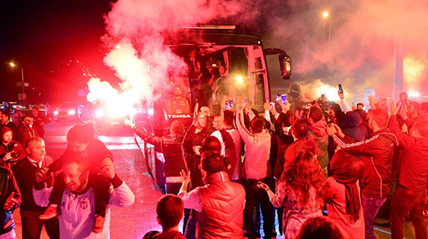 Beşiktaş taraftarı mağlubiyete rağmen takımı &Uuml;mraniye'de karşıladı