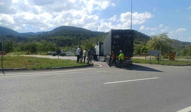 Bilecik’te tır ile motosiklet çarpıştı: 1 yaralı 2