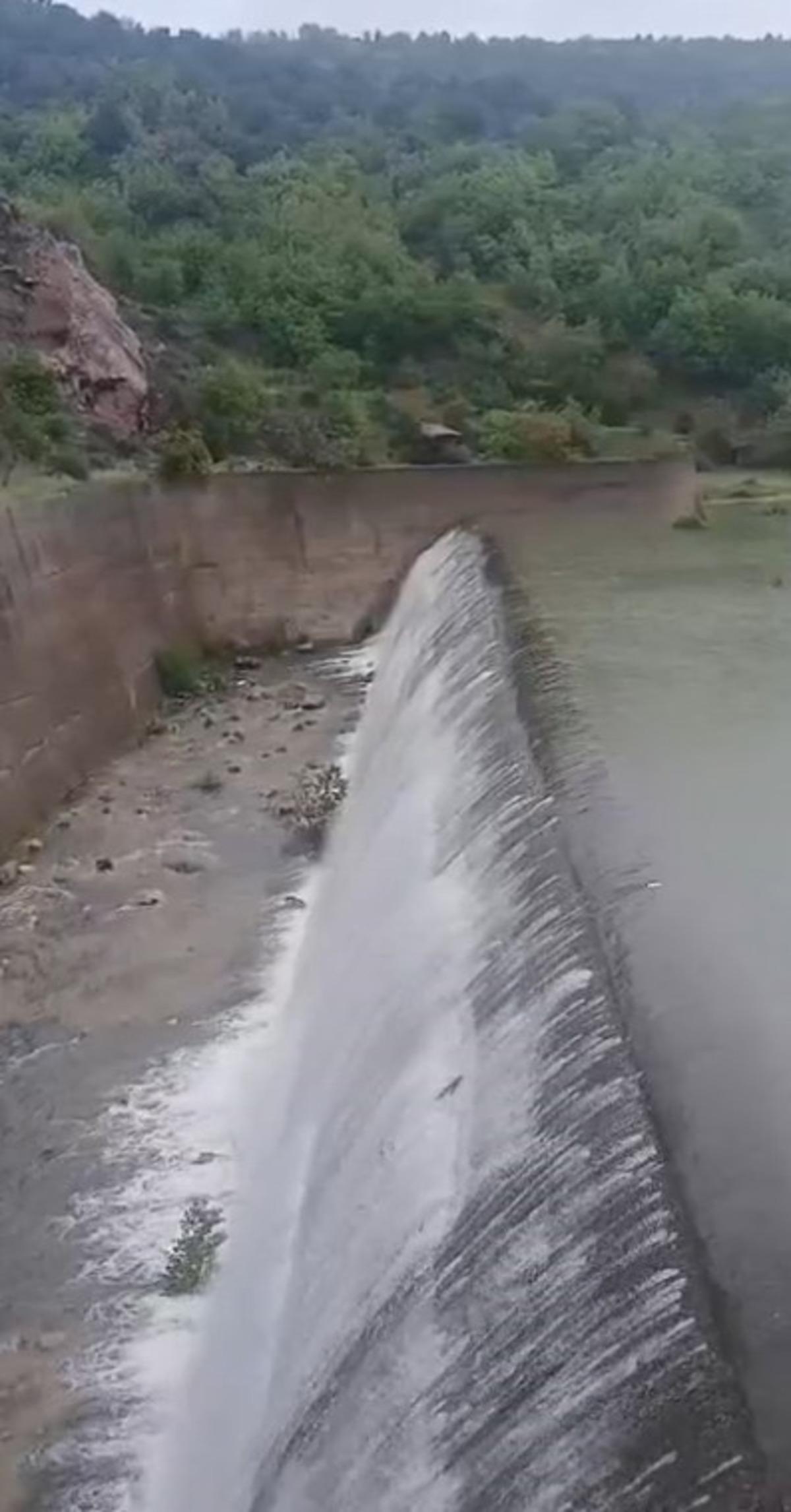 Zile de Belpınar Barajı taştı, yollar adeta g&ouml;le d&ouml;nd&uuml;! 2
