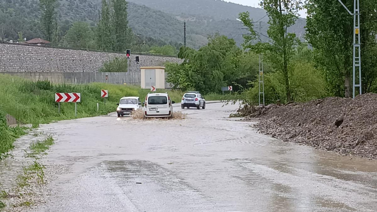 Zile de Belpınar Barajı taştı, yollar adeta g&ouml;le d&ouml;nd&uuml;! 1