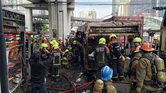 Tayland'da dehşet anları! Tren kalabalığı böyle daldı: Çok sayıda ölü var