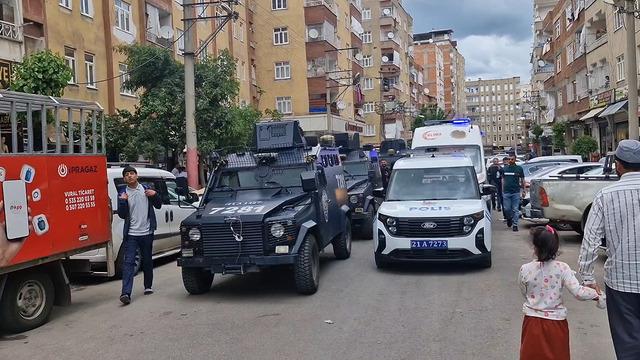 Diyarbakır'da tekme ve yumruklu kavga! Yaralılar var