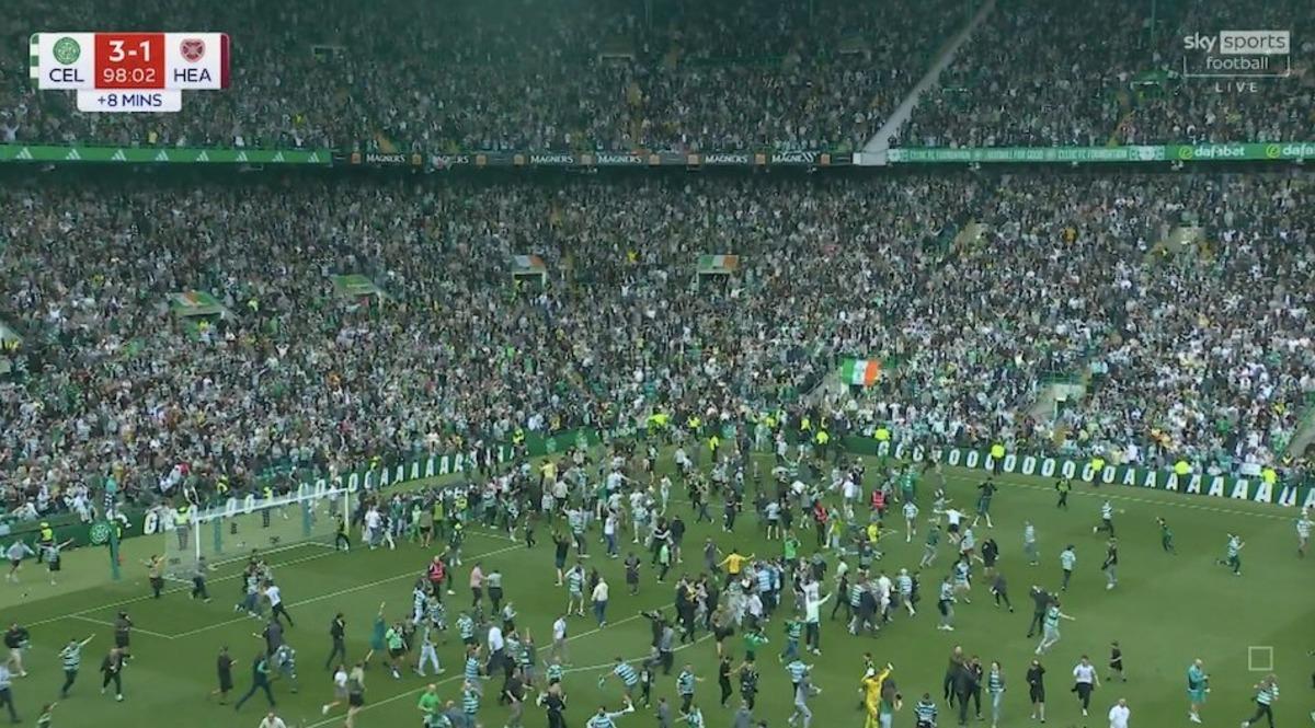 İskoçya da çılgın final! 90+8 de gelen şampiyonluk tribünleri sahaya indirdi 5