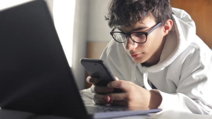 &Ccedil;ocuğun ders &ccedil;alışırken s&uuml;rekli telefona bakıyor. Tepkin ne olur?