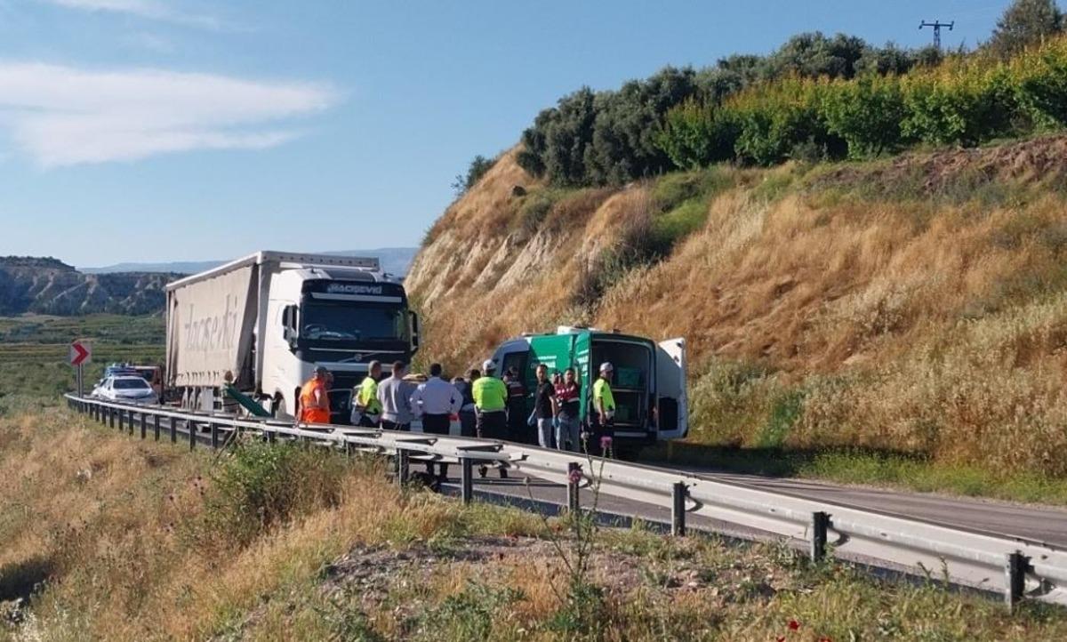 Otomobil ile tır kafa kafaya &ccedil;arpıştı: Anne ve kızı &ouml;ld&uuml;, baba ağır yaralandı 1