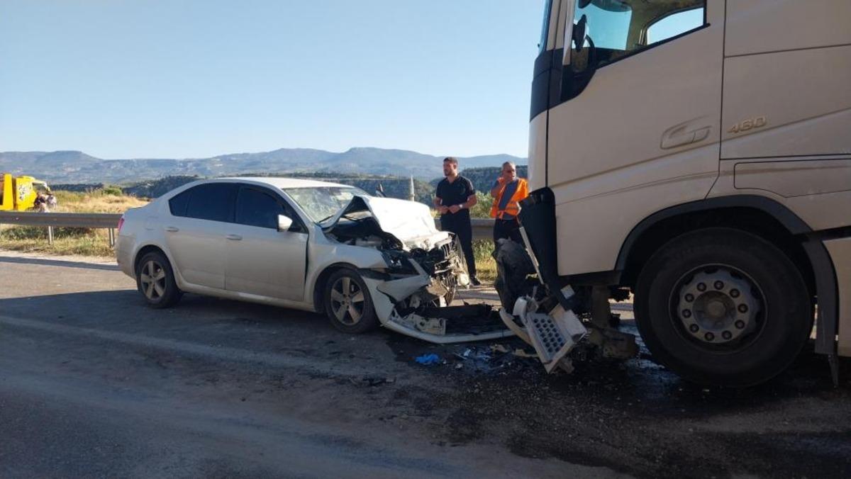 Otomobil ile tır kafa kafaya &ccedil;arpıştı: Anne ve kızı &ouml;ld&uuml;, baba ağır yaralandı 4