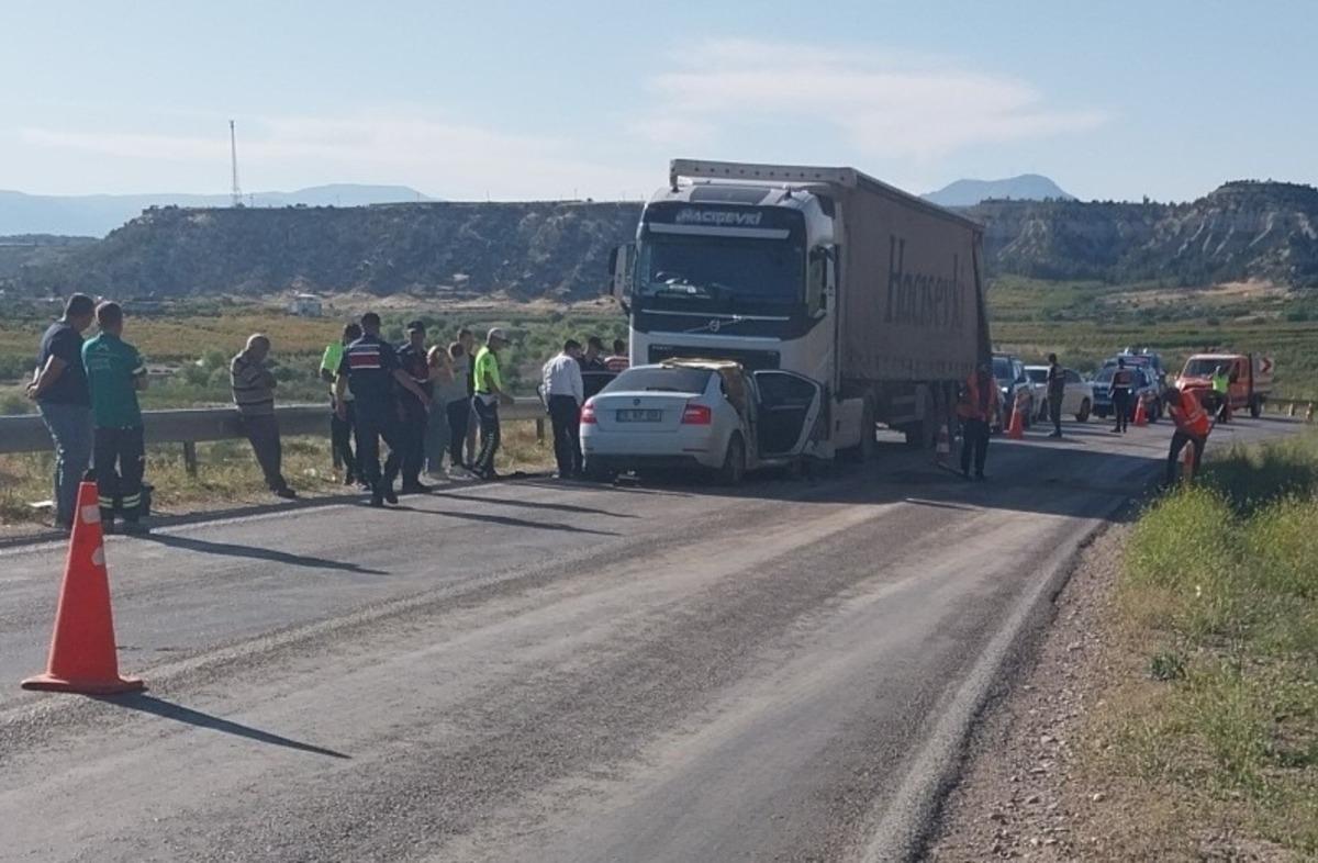 Otomobil ile tır kafa kafaya &ccedil;arpıştı: Anne ve kızı &ouml;ld&uuml;, baba ağır yaralandı 2