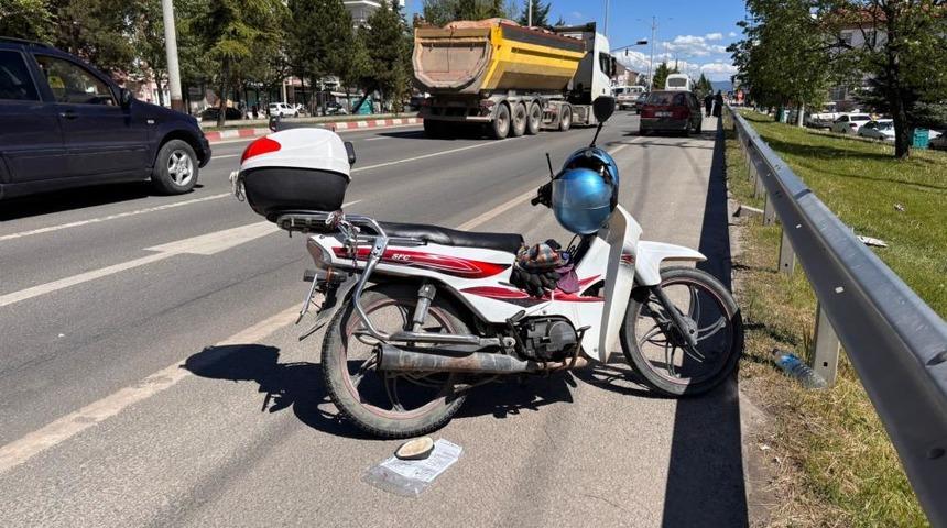 Tavşanlı'da otomobil motosiklete &ccedil;arptı: 1 ağır yaralı