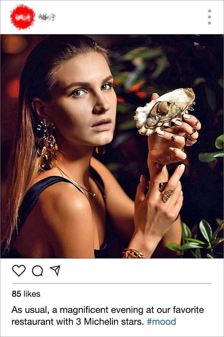 Tüm mücevherleri göstermek için derin bir çaba harcandığını gösteren fotoğraf