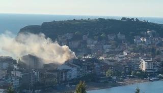Amasra'da &ccedil;atı yangını: Evlerindeki &ccedil;ifti vatandaşlar kurtardı