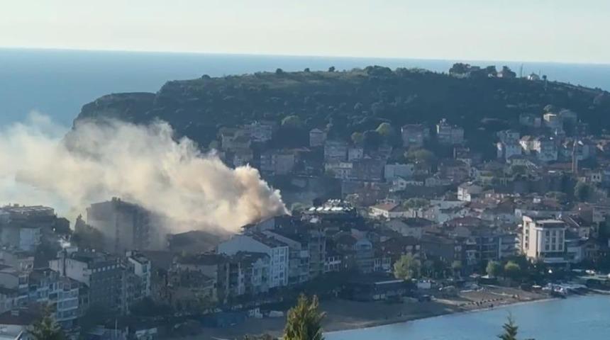 Amasra'da &ccedil;atı yangını: Evlerindeki &ccedil;ifti vatandaşlar kurtardı