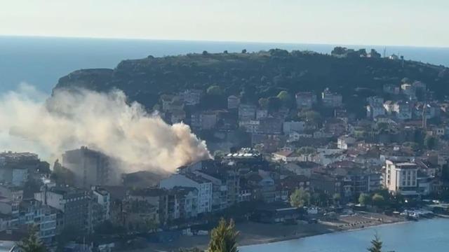 Amasra'da çatı yangını: Evlerindeki çifti vatandaşlar kurtardı