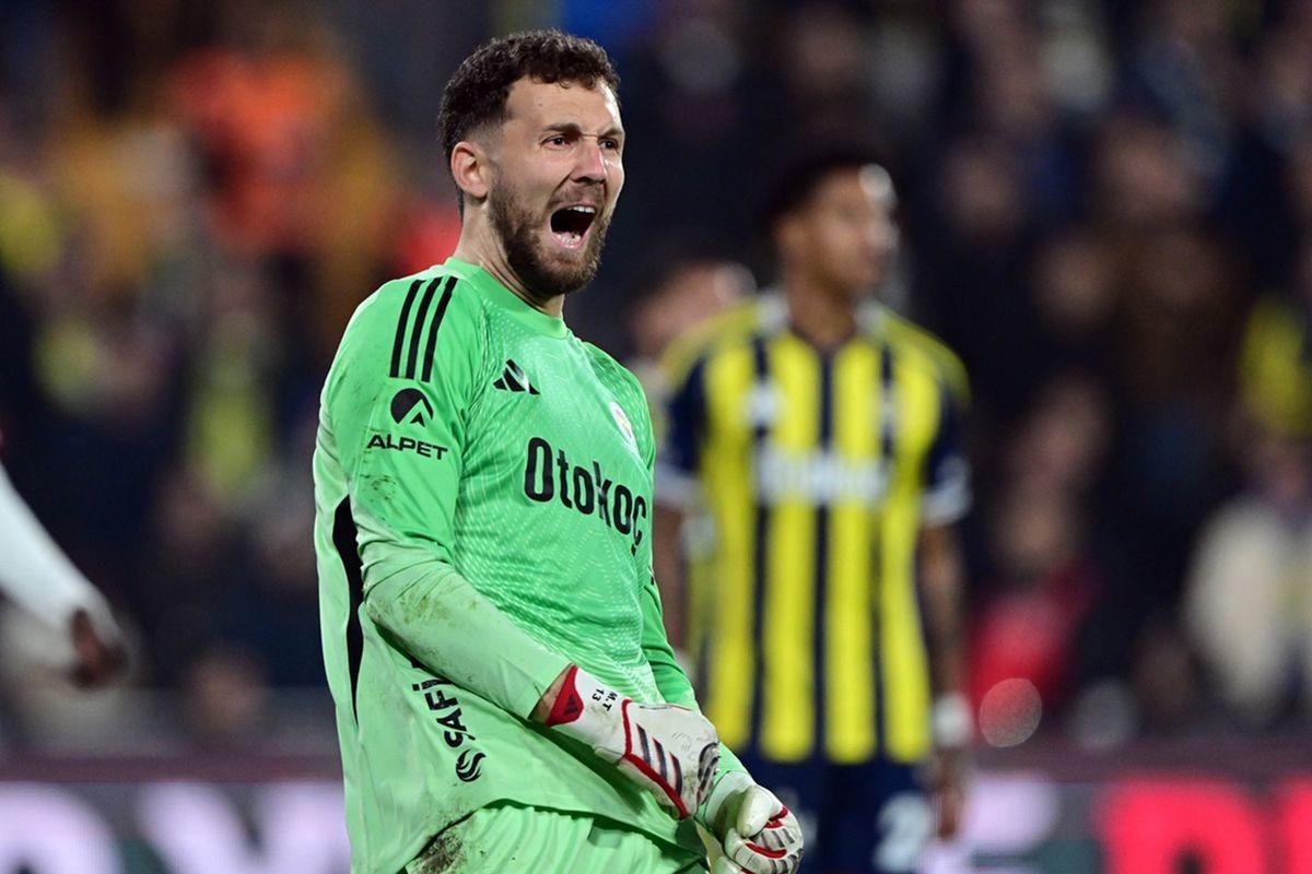Fenerbah&ccedil;e, Tarık &Ccedil;etin ile 3 yıllık s&ouml;zleşme imzaladı 1