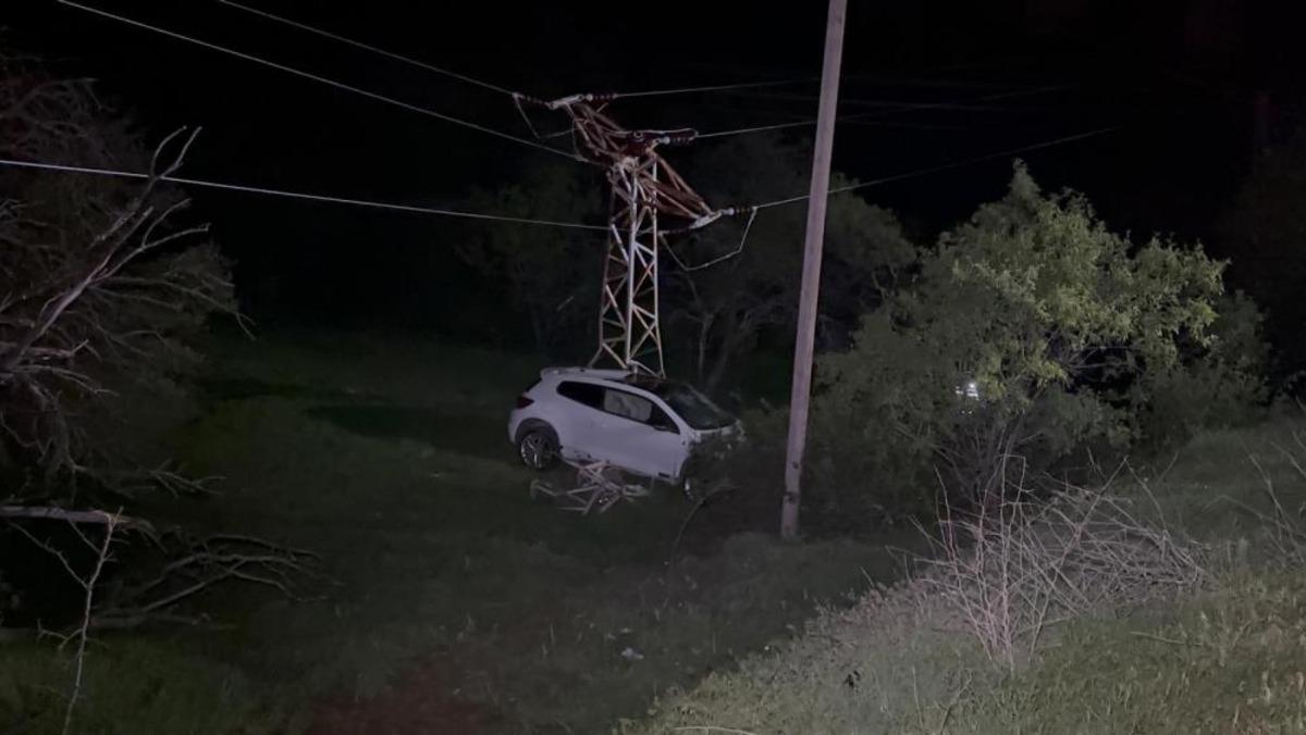 Elazığ’da cip, yüksek gerilim direğine çarptı: 2 yaralı 1