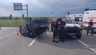 Kamyonetle &ccedil;arpışan otomobil ters d&ouml;nd&uuml;: 1 yaralı