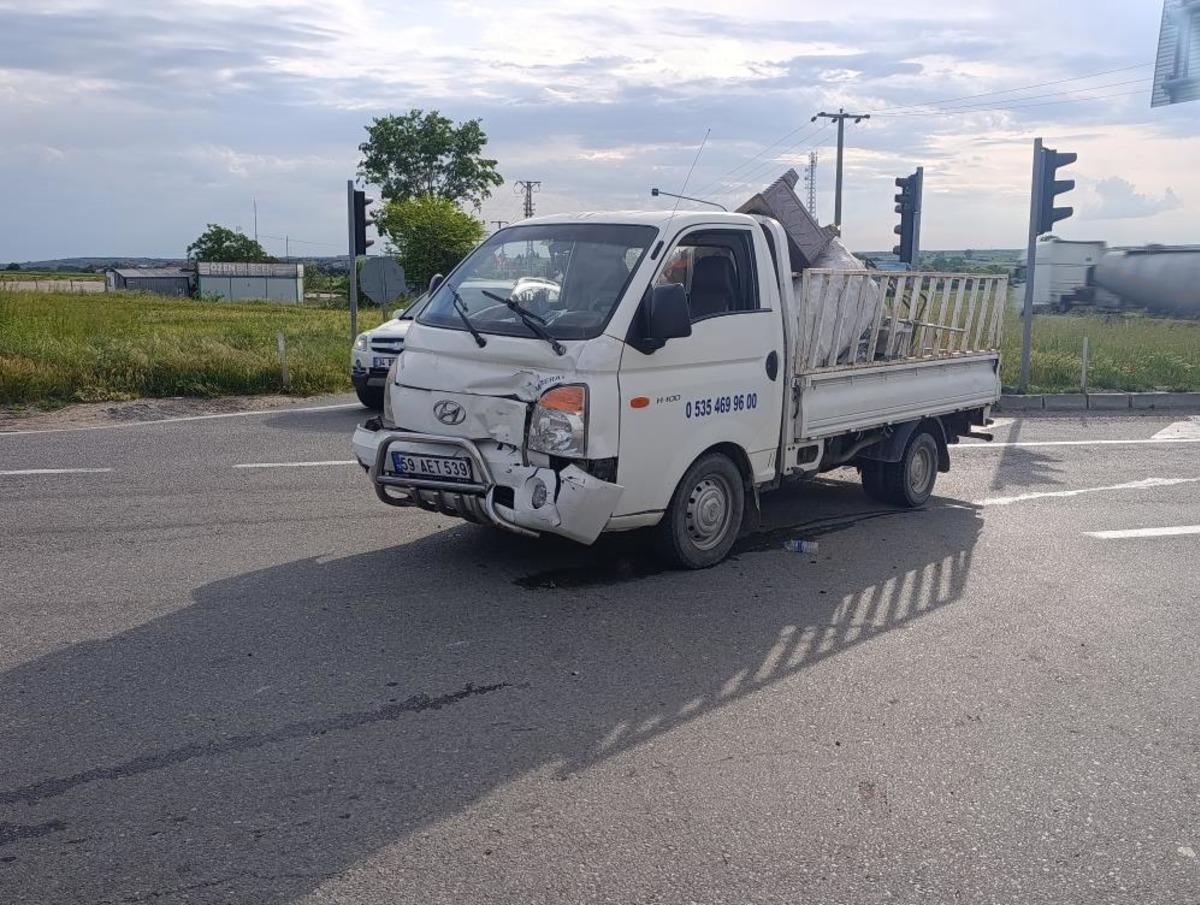 Tekirdağ da kamyonetle &ccedil;arpışan otomobil ters d&ouml;nd&uuml;: 1 yaralı 1