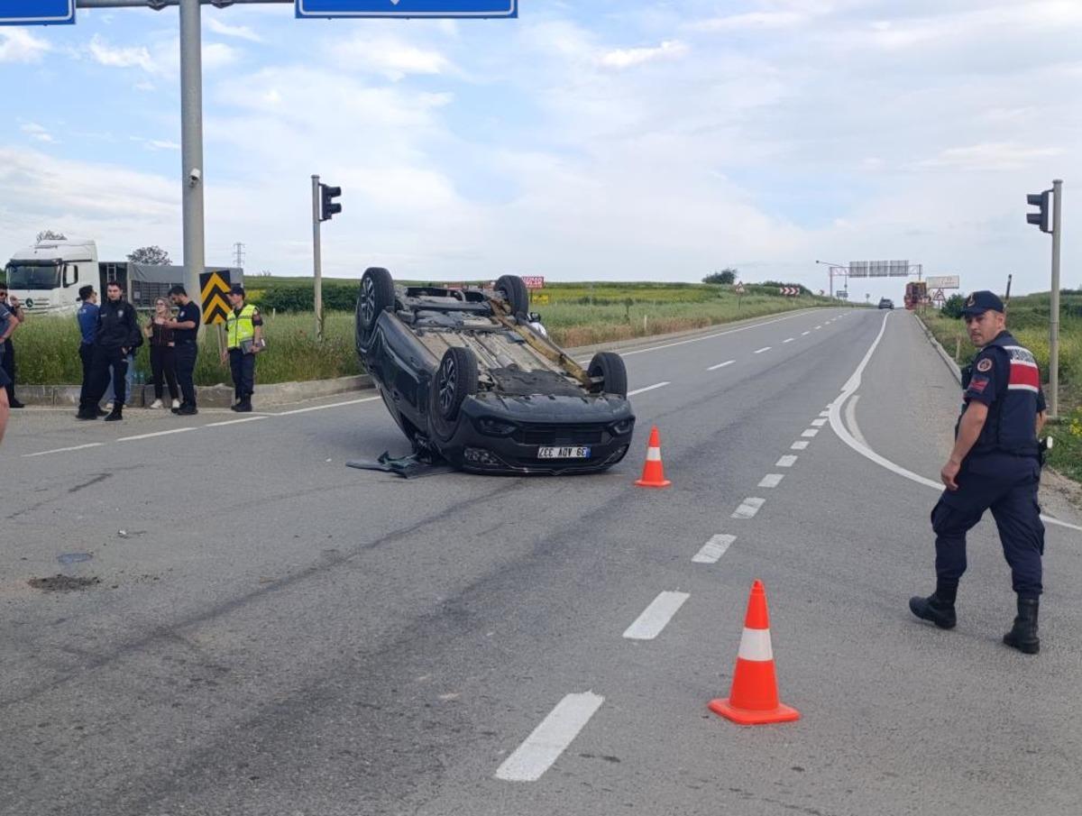 Tekirdağ da kamyonetle &ccedil;arpışan otomobil ters d&ouml;nd&uuml;: 1 yaralı 3