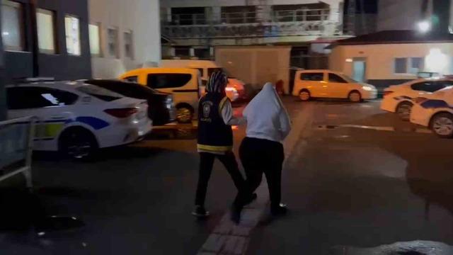 İskenderun&rsquo;da fuhuş operasyonu; 3 g&ouml;zaltı 1