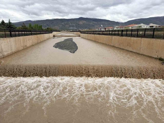 Karasu Nehri taştı, ekili alanlar suya g&ouml;m&uuml;ld&uuml; 1