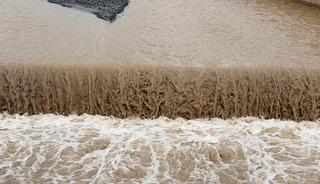 Tercan Barajı doldu taştı, Karasu Nehri tarlalara kadar y&uuml;kseldi!