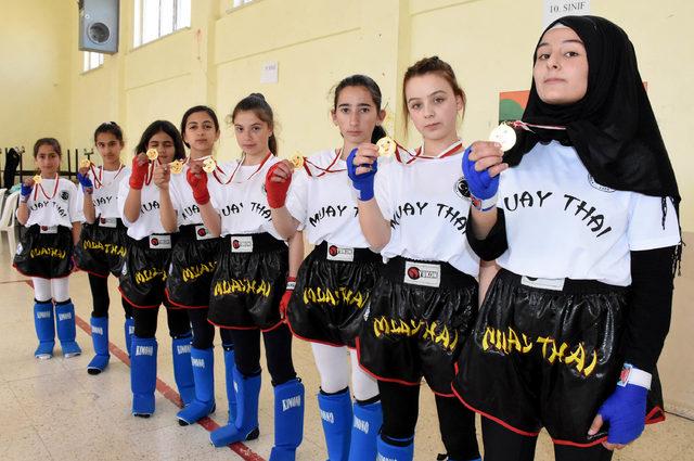 2 ayda muay thai öğrenip, tüm madalyaları topladılar