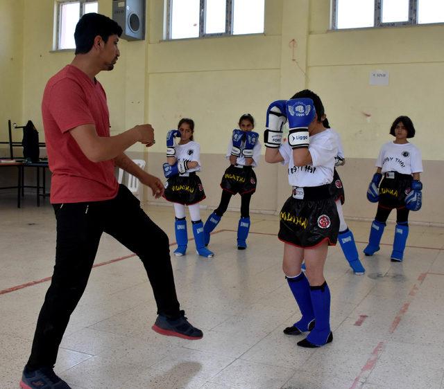 2 ayda muay thai öğrenip, tüm madalyaları topladılar