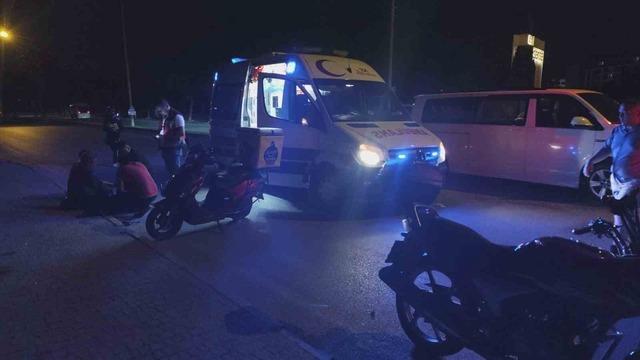 Motosikletiyle karanlıkta kaldırıma &ccedil;arptı: 1 yaralı 5