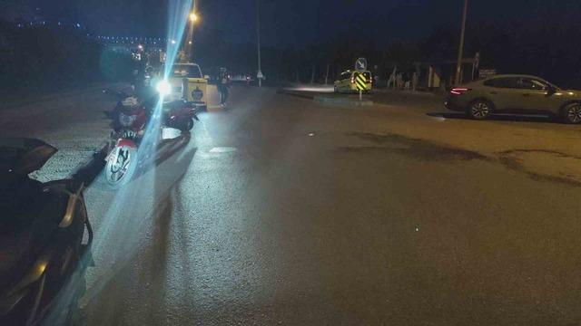 Motosikletiyle karanlıkta kaldırıma &ccedil;arptı: 1 yaralı 3
