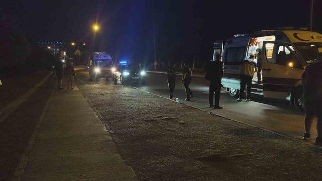 Motosikletiyle karanlıkta kaldırıma &ccedil;arptı: 1 yaralı 2