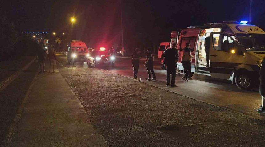 Motosikletiyle karanlıkta kaldırıma &ccedil;arptı: 1 yaralı