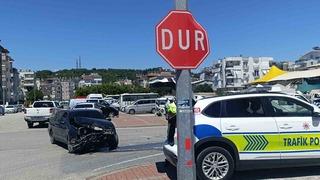 Manavgat’ta aşırı hız kaza yaptırdı: 2 yaralı