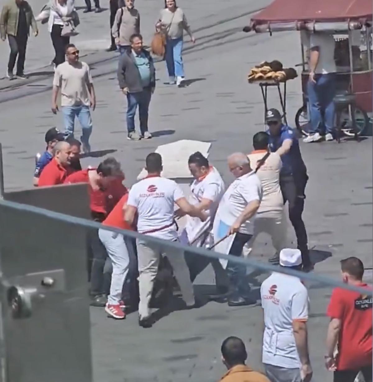 Yer: Taksim! Kazmayla esnafa saldıran şahıslar tekme tokat dayak yedi 3