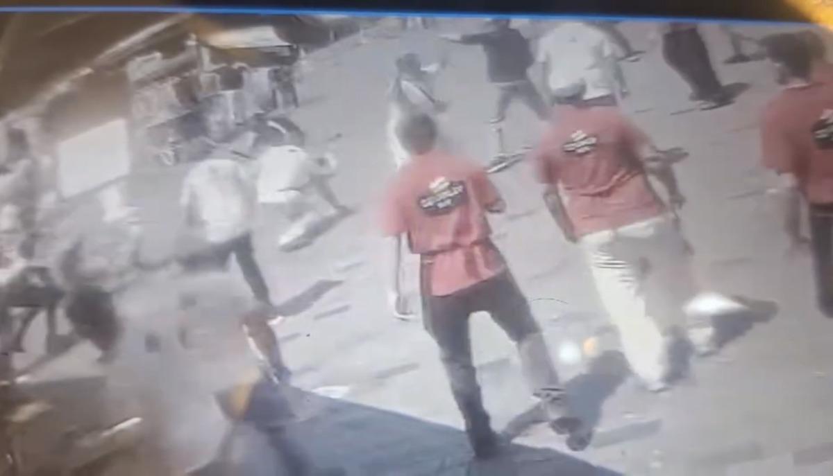 Yer: Taksim! Kazmayla esnafa saldıran şahıslar tekme tokat dayak yedi 2