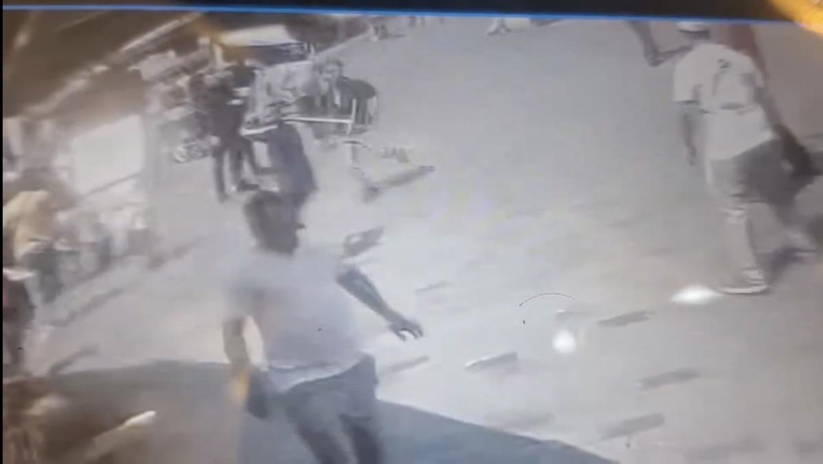 Yer: Taksim! Kazmayla esnafa saldıran şahıslar tekme tokat dayak yedi 1