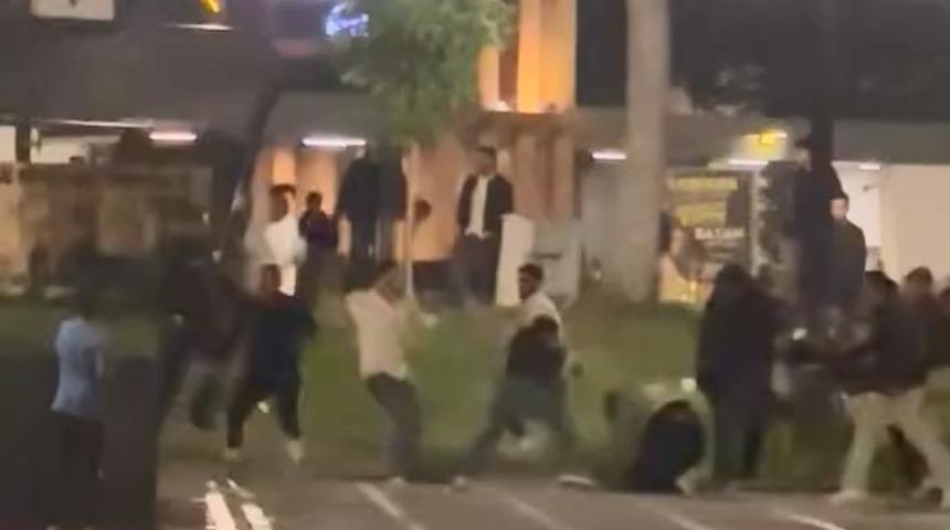 Elazığ&rsquo;da iki grup arasındaki tekmeli yumruklu kavga kameraya yansıdı