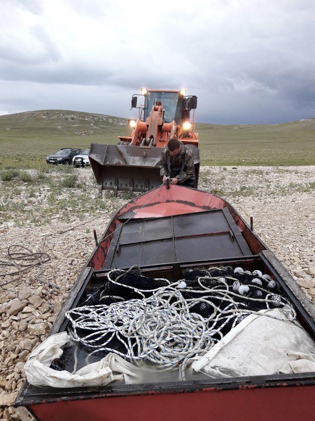 Van Gölü'nden kaçak avlananların kullandığı ağ ve kayıklar ele geçirildi