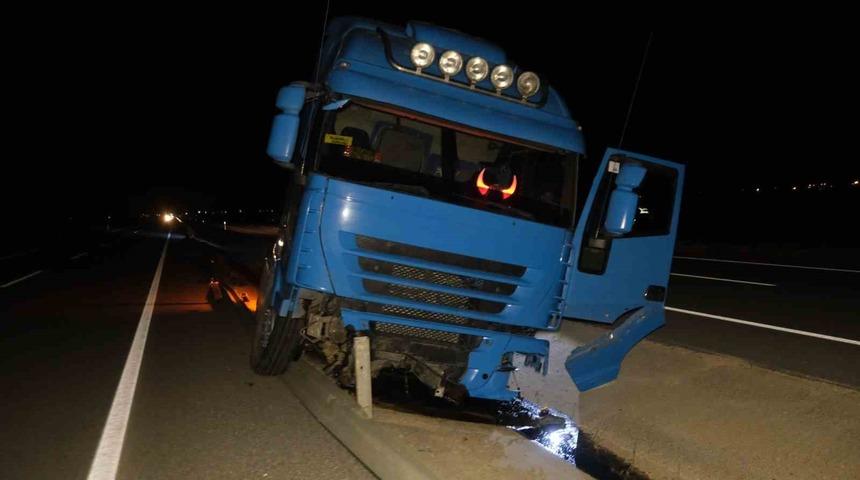 Karaman&rsquo;da bariyerlere &ccedil;arpan tır ref&uuml;je d&uuml;şt&uuml;: 1 yaralı