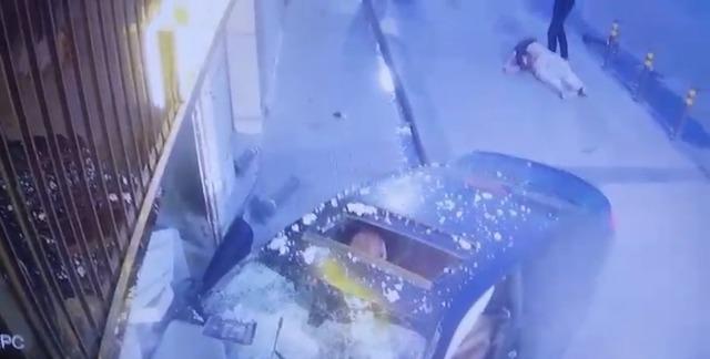 Şişli&rsquo;de kontrolden &ccedil;ıkan l&uuml;ks otomobil d&uuml;kkana daldı 2