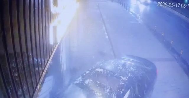 Şişli&rsquo;de kontrolden &ccedil;ıkan l&uuml;ks otomobil d&uuml;kkana daldı 1