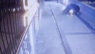 Şişli&rsquo;de kontrolden &ccedil;ıkan l&uuml;ks otomobil d&uuml;kkana daldı