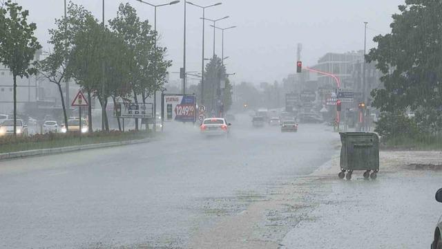 Aniden bastıran sağanak D&uuml;zcelileri hazırlıksız yakaladı 2