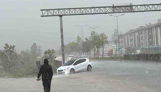 Aniden bastıran sağanak D&uuml;zcelileri hazırlıksız yakaladı