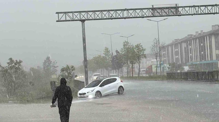 Aniden bastıran sağanak D&uuml;zcelileri hazırlıksız yakaladı