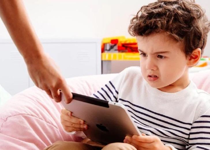 Tableti veya telefonu elinden aldığınızda verdiği ilk tepki ne oluyor?