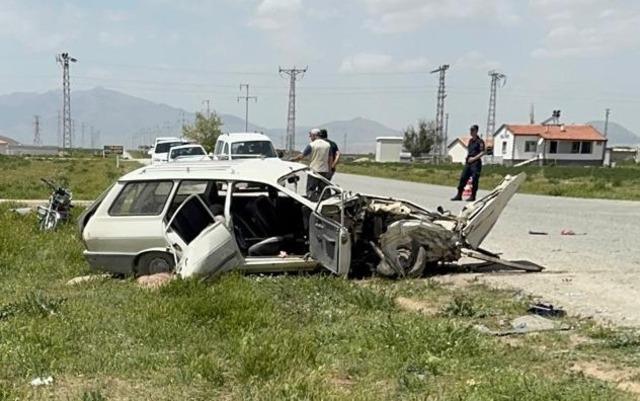 Otomobille hafif ticari ara&ccedil; &ccedil;arpıştı: 4 yaralı 2